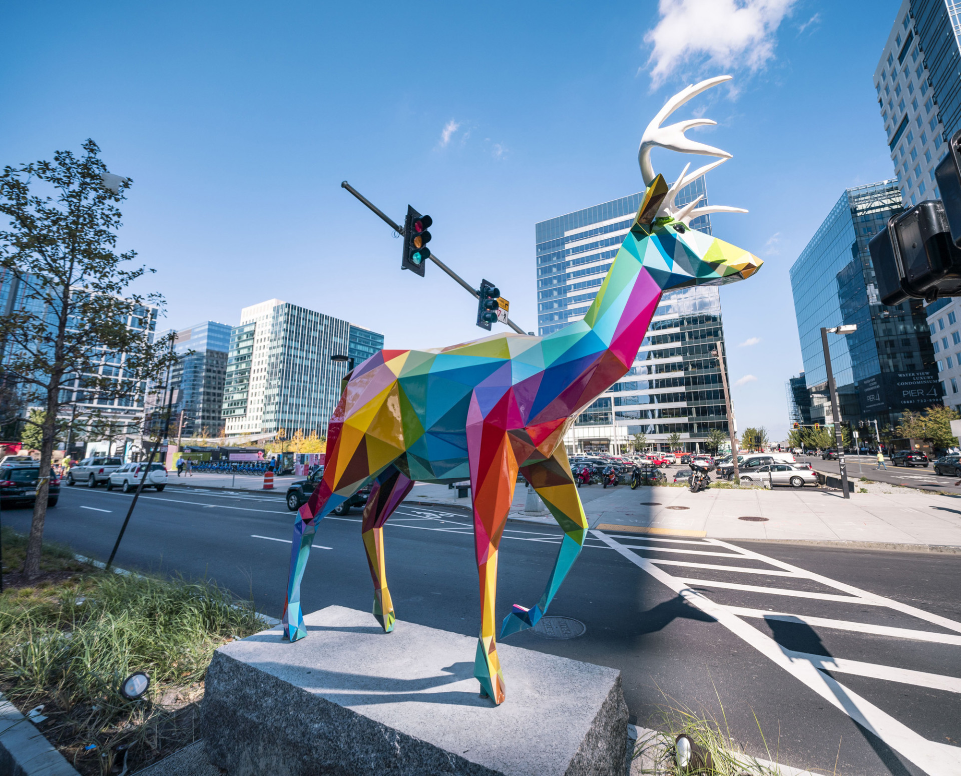 "海陆"是okuda 迄今为止最大的公共艺术项目.