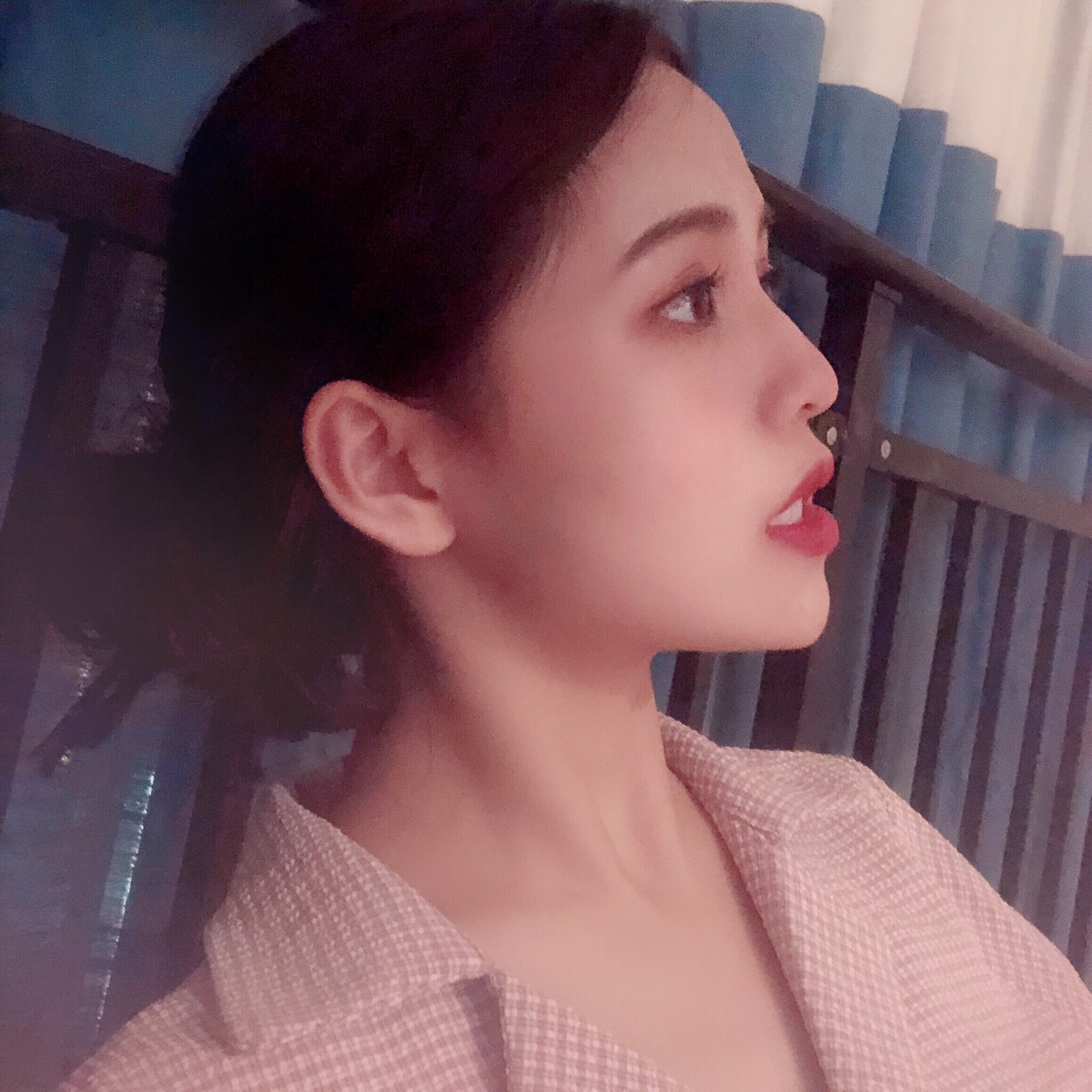 野洵女头 侧脸