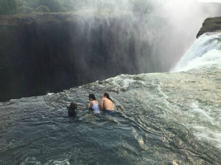 维多利亚瀑布的魔鬼游泳池,世界最可怕游泳池,悬崖边缘就是100多公尺