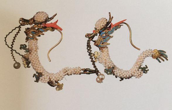 【米珠龙形耳环】—清—(故宫博物院藏)——横3.5厘米,纵4.5厘米.