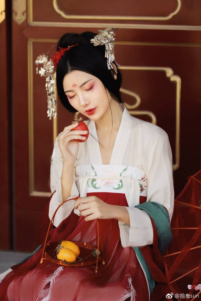 汉服写真##古风,汉服# "万千般飘摇 一把桃花儿伞一醒 又三春"摄影