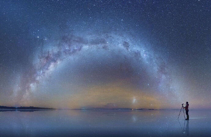 在乌尤尼盐湖,他拍下了倒映在水面上的银河系.星河烂漫,璀璨无边
