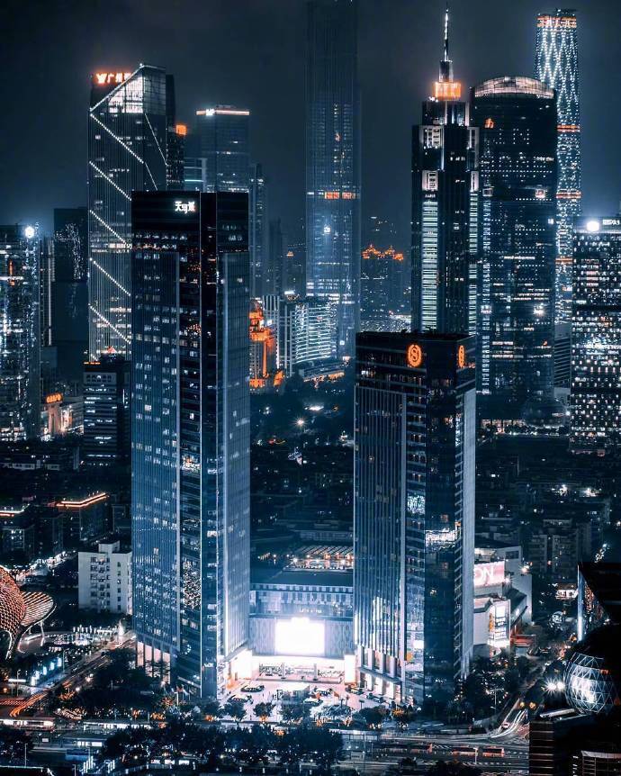 广州珠江新城,中国高楼最密集的地区,这里的夜景,璀璨无比.