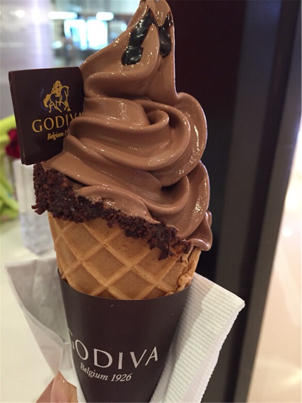 黑巧克力软冰淇淋