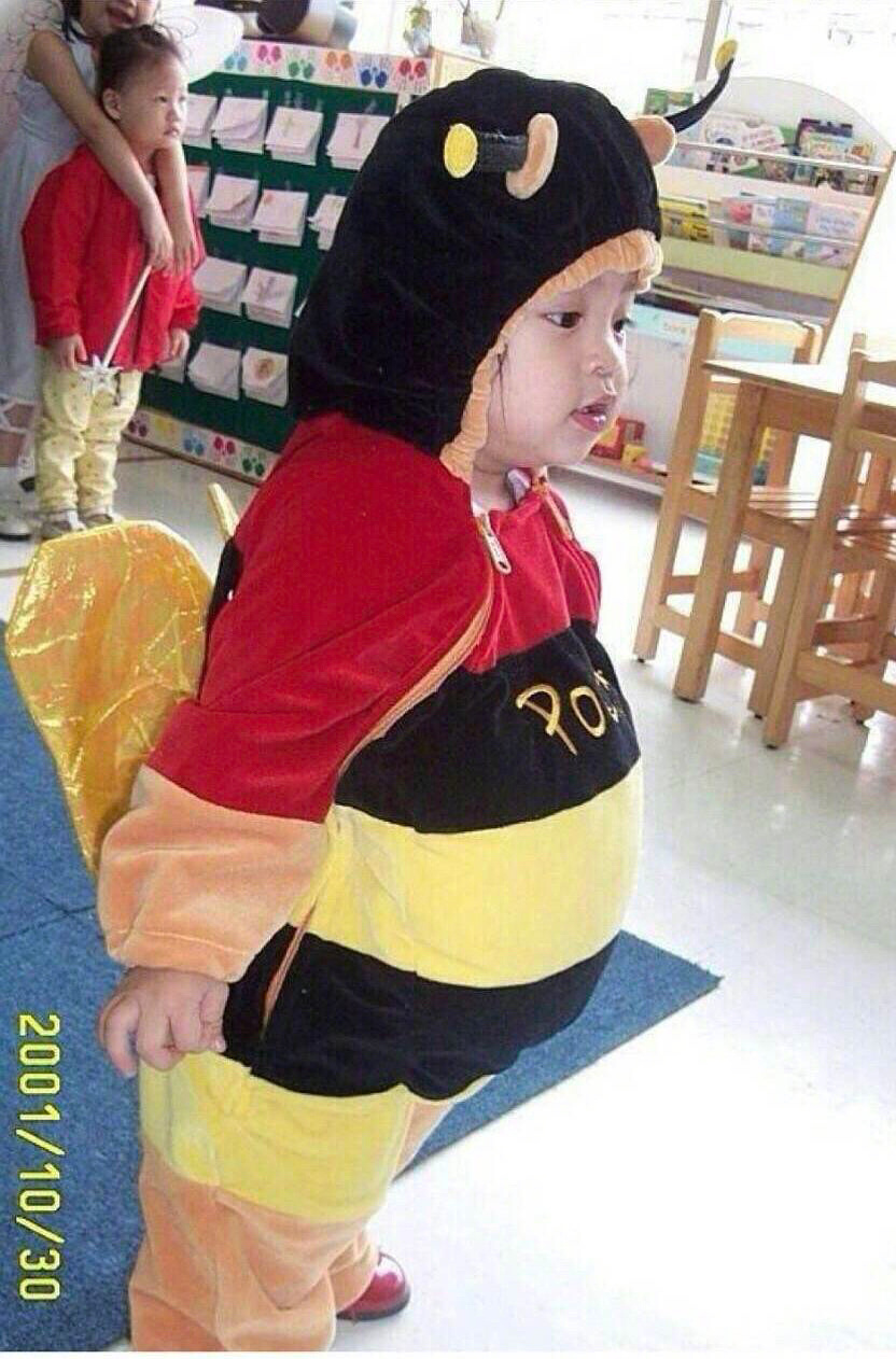 翻到一组欧阳娜娜幼儿时期的照片,天呐,怎么会有这么可爱的小孩