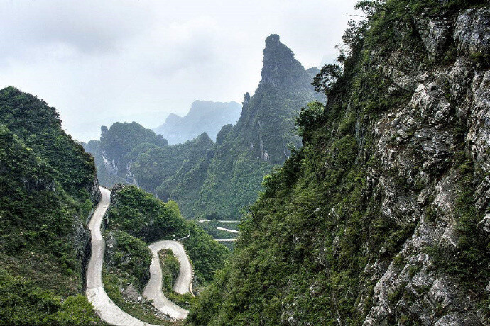 张家界天门山盘山公路,被称为"通天大道,感觉什么"五连发卡弯"都弱爆