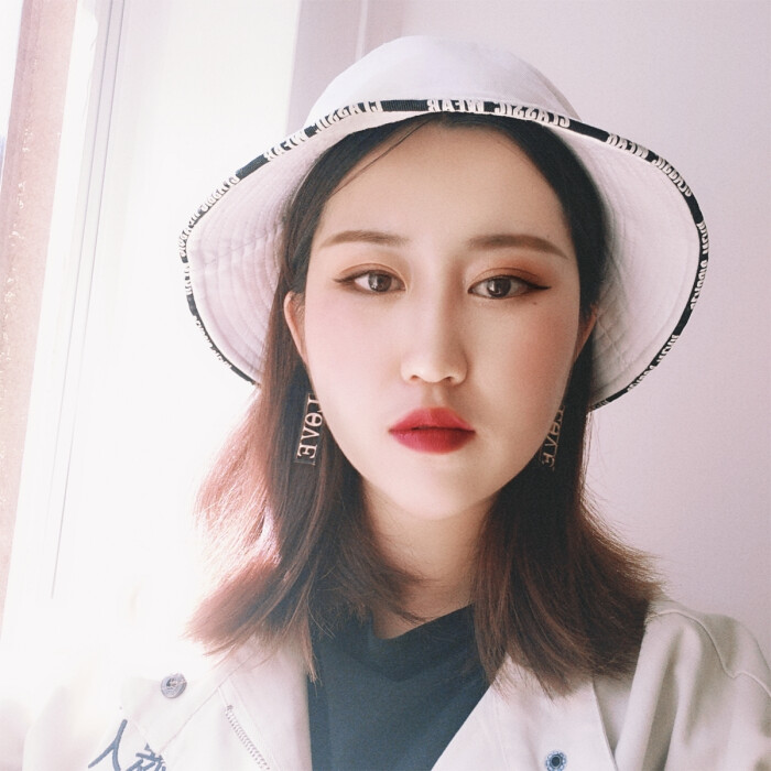 不喜欢一成不变的自己,尝试多种风格…