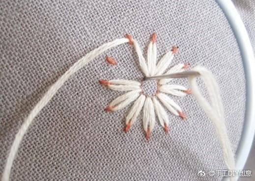 手工diy:零基础学刺绣,一会儿绣完一朵小雏菊,针法太简单了