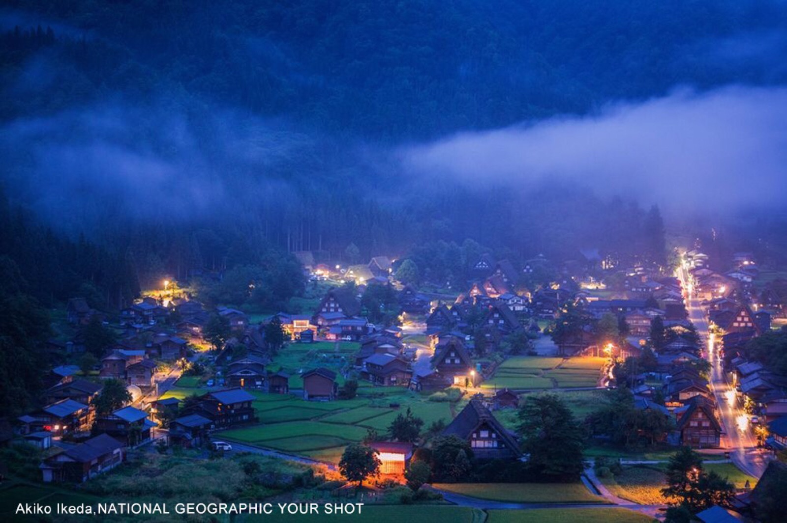 这是白川乡有名的合掌村.刚下完一场大雨的村子,正在等待黎明.