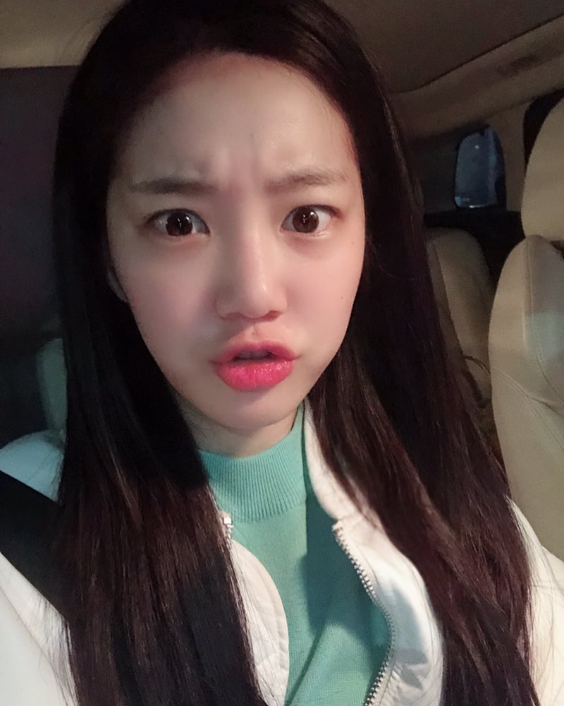 李侑菲 