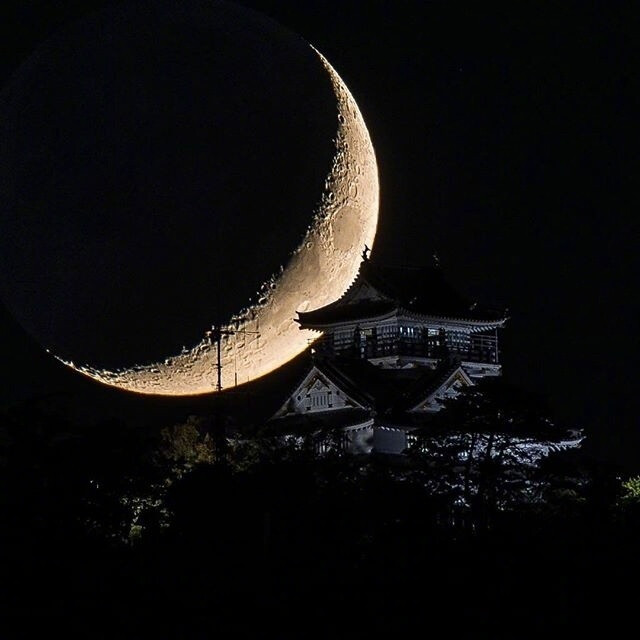 一位日本摄影师拍摄的大坂城和巨型月亮.