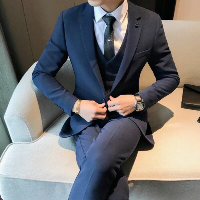 野洵 西装男