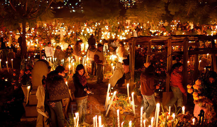 今年的墨西哥亡灵节夜晚祭祀场景不禁想起了coco