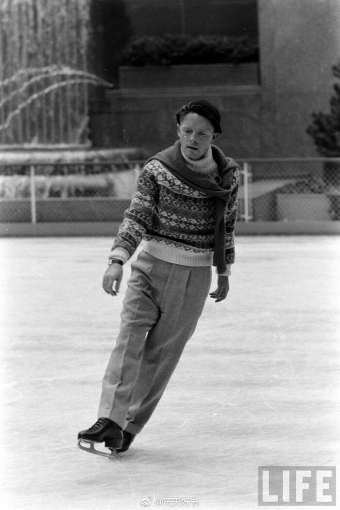 eisenstaedt为《生活》杂志拍摄的一组35岁的作家杜鲁门·卡波蒂滑冰