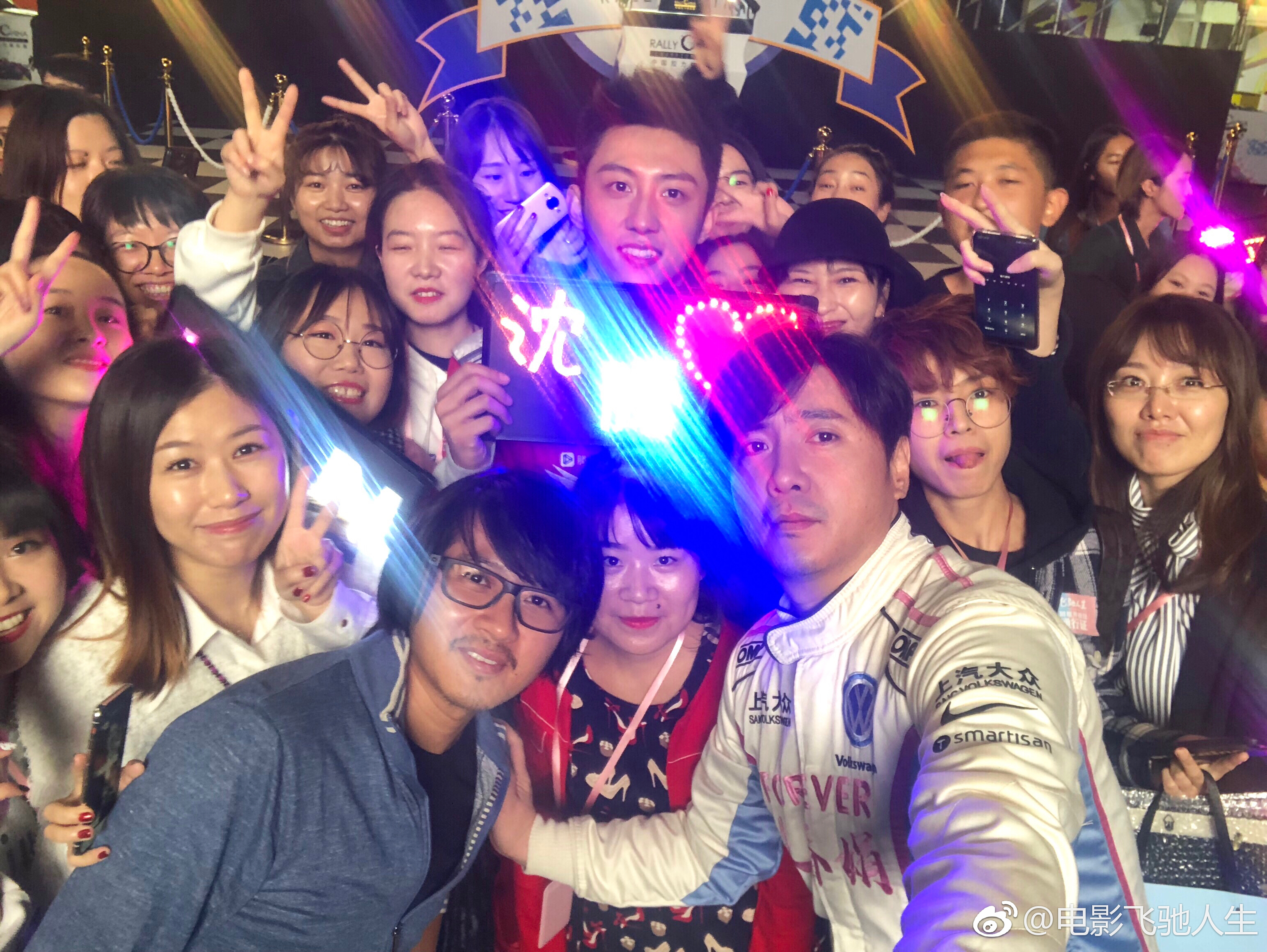 20181028《飞驰人生》剧组探班日 黄景瑜与剧组演员及粉丝合影