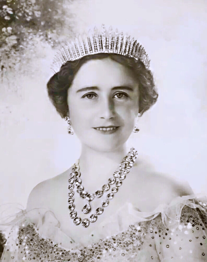 英国伊丽莎白王后女王的母亲