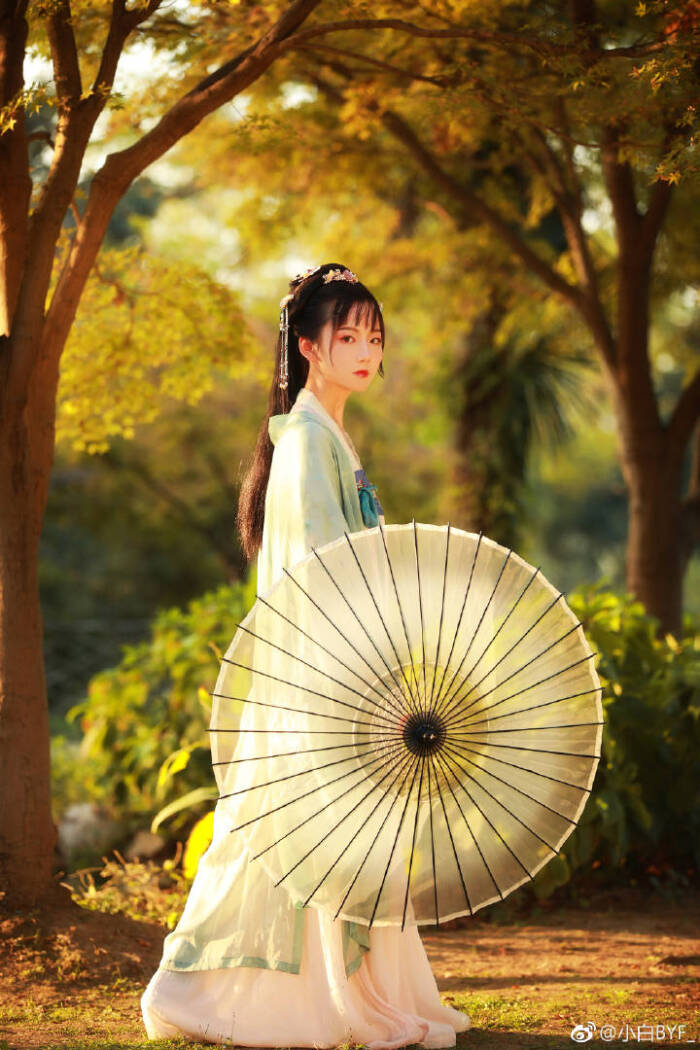 小白byf_ 妆娘:@纳梨酱 #华裳九州##写真##汉服##古风##摄影##武汉约