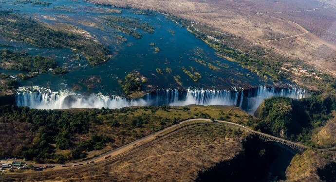 维多利亚瀑布(victoria falls)位于非洲南部赞比西河中游的巴托卡峡谷