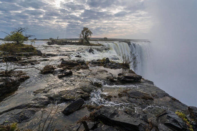 维多利亚瀑布(victoria falls)位于非洲南部赞比西河中游的巴托卡峡谷