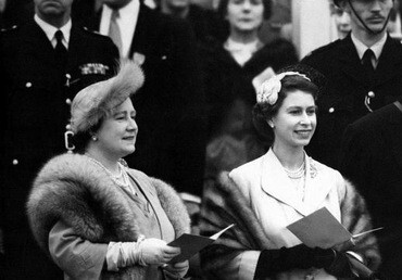 英国女王伊丽莎白二世与母亲