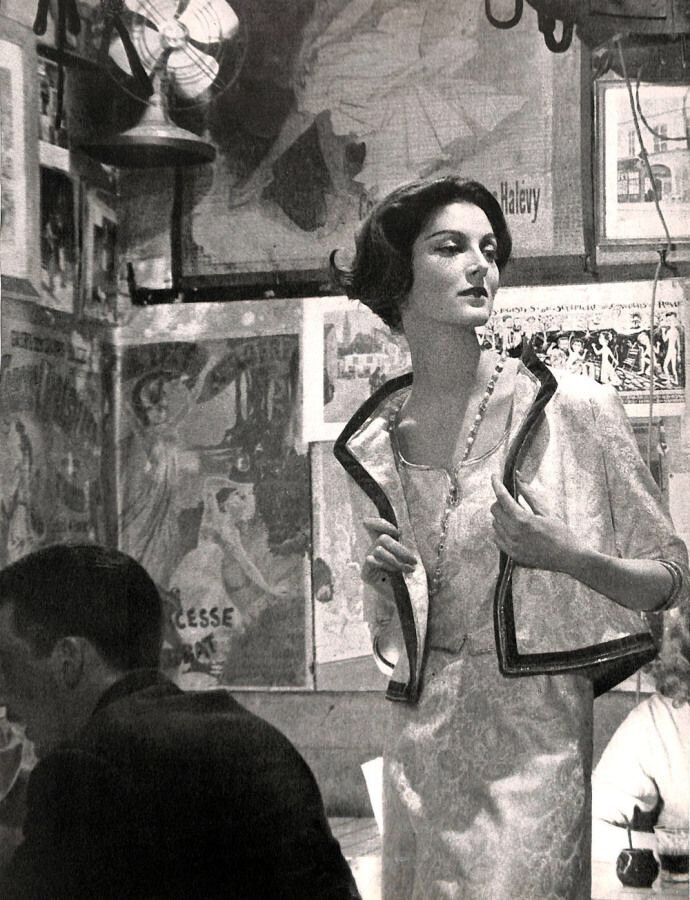 1957年,穿香奈儿套装模特。