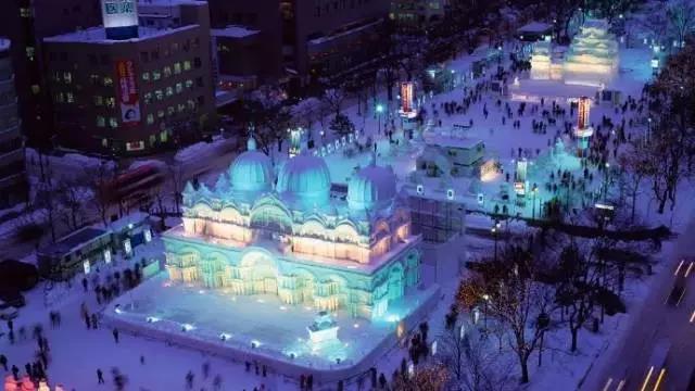 每逢冰雪节开始,日本各地享有盛名的歌手,演员,艺术家都会汇聚札幌