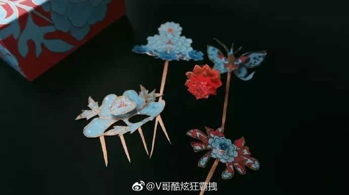 还用"故宫点翠"纸胶带做了一套点翠饰品