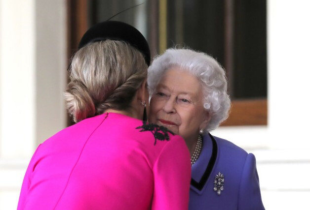 女王在白金汉宫与荷兰国王夫妇话别,老太太佩