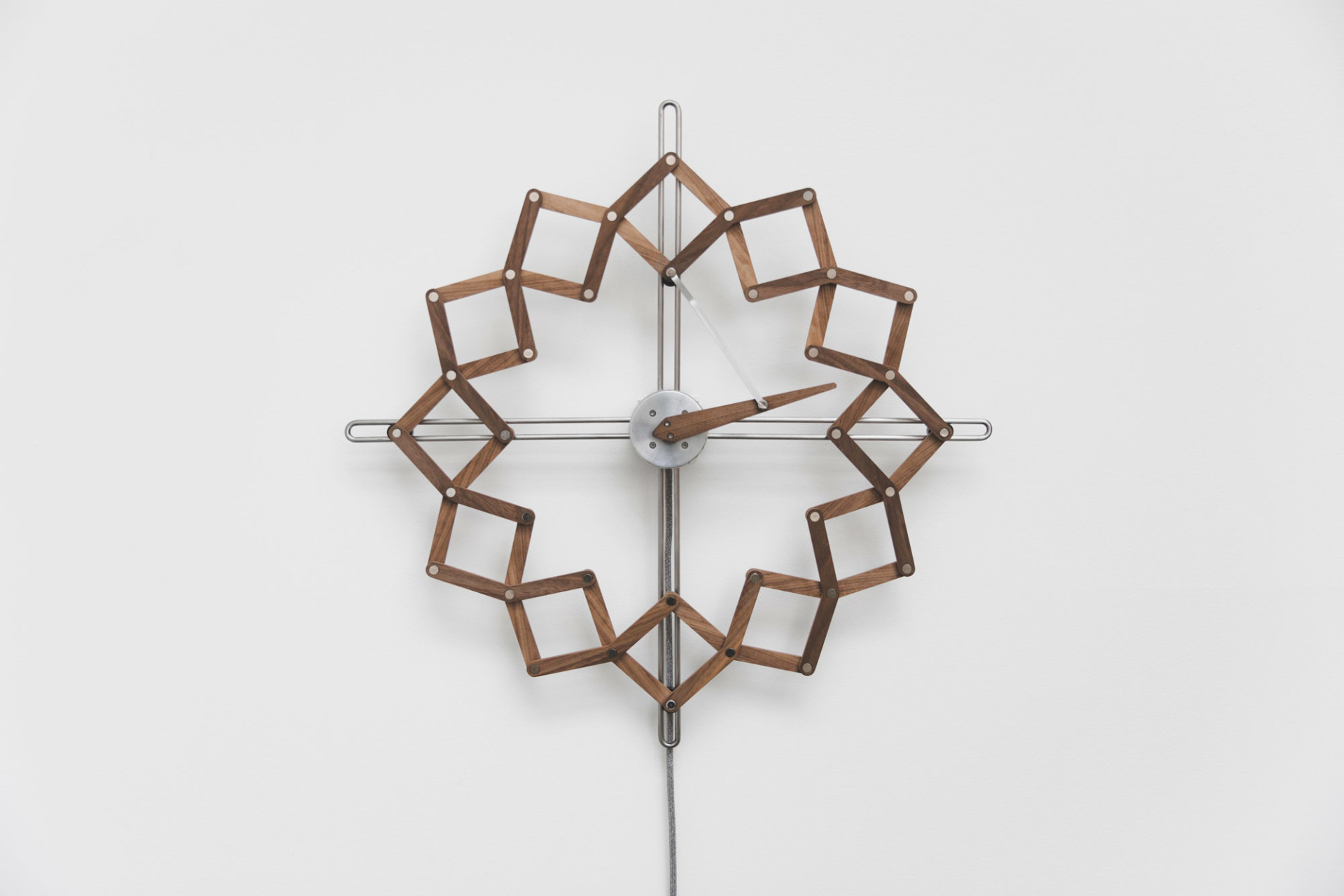 【变形时钟】工作室animaro设计的一个变形木制时钟,它可以随时间的