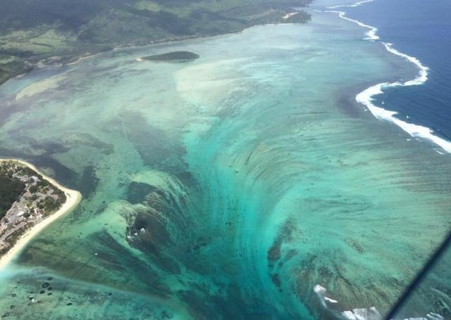 "海底瀑布",位于非洲岛国毛里求斯的西南端,真是大自然的鬼斧神工