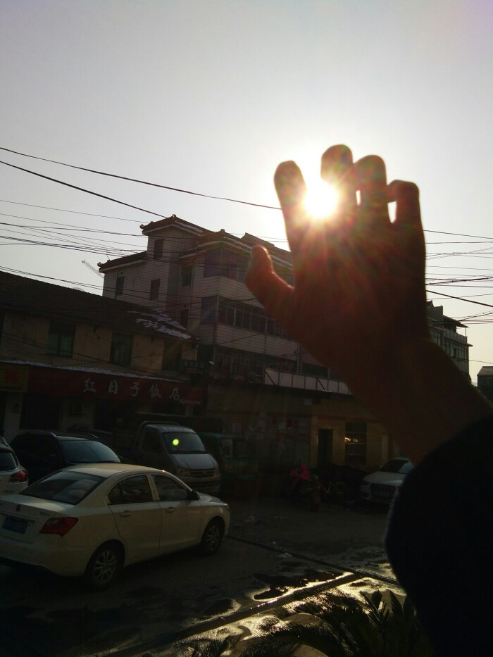伸手,只需一瞬间.牵手,却需好多年.放手,只需一刹那.撒手,只需一闭眼.