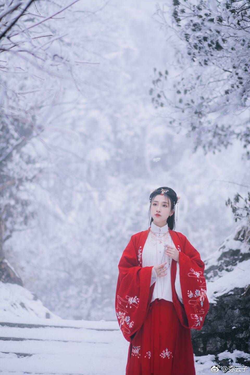 13#汉服约拍# ·相传雪起之时山间会出现一名撑伞的红衣女子雪起而来