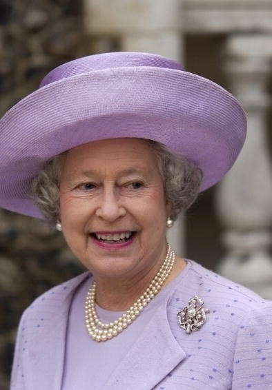 英女王伊丽莎白二世的三叶草胸针,一颗大珍珠 四颗小珍珠再加碎钻.
