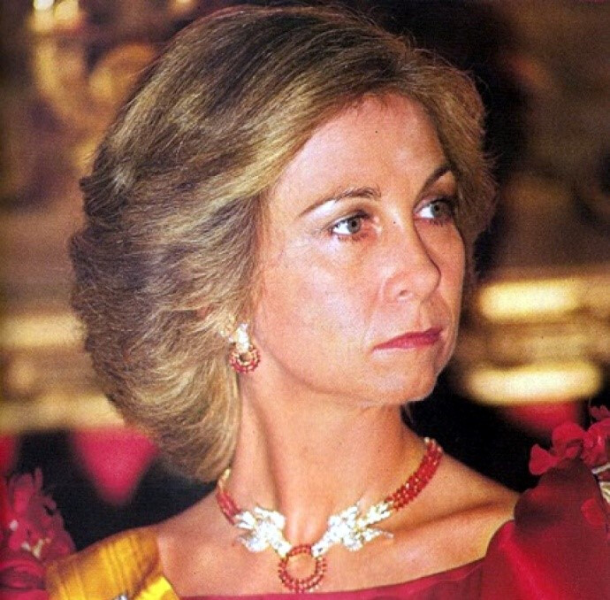 西班牙索菲亚王后的红宝石小鸟套装