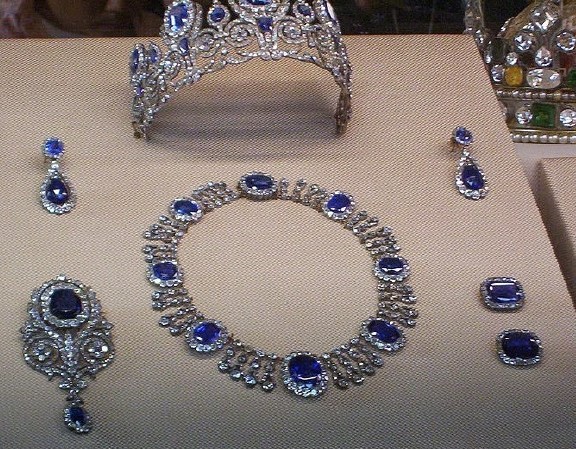 最初大概是属于拿破仑家约瑟芬的蓝宝石套装,包括王冠,项链,耳环和1大