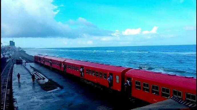 斯里兰卡有这样的一条火车线路,就像千与千寻中的海上火车那样.