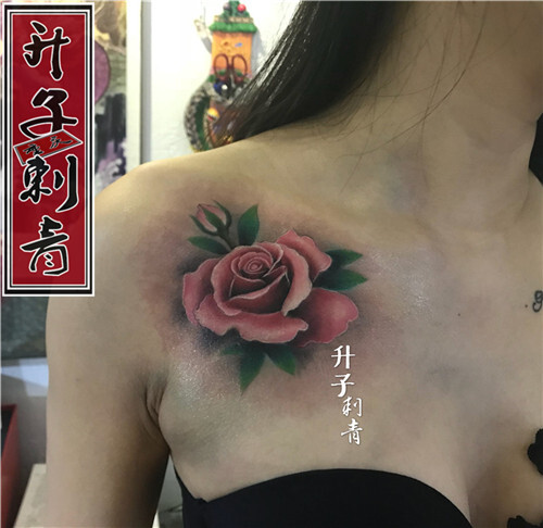 胸部欧美彩色写实玫瑰花纹身图案,来自新疆的女孩!