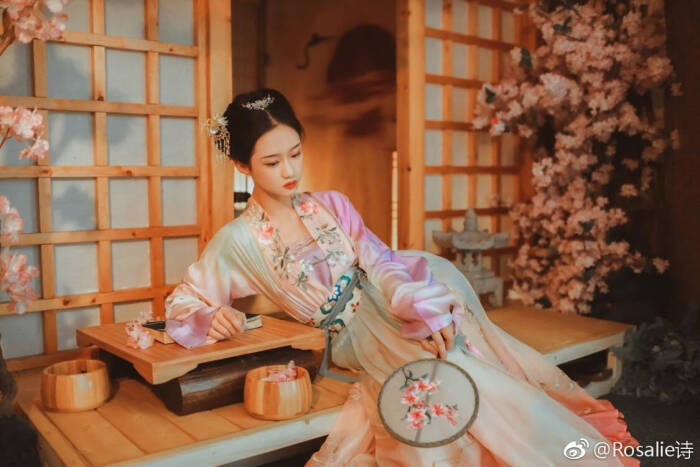 《静女》室有静女,其貌嫣然.灯如明月,照其婉娈.闺有淑女,其态姣然.