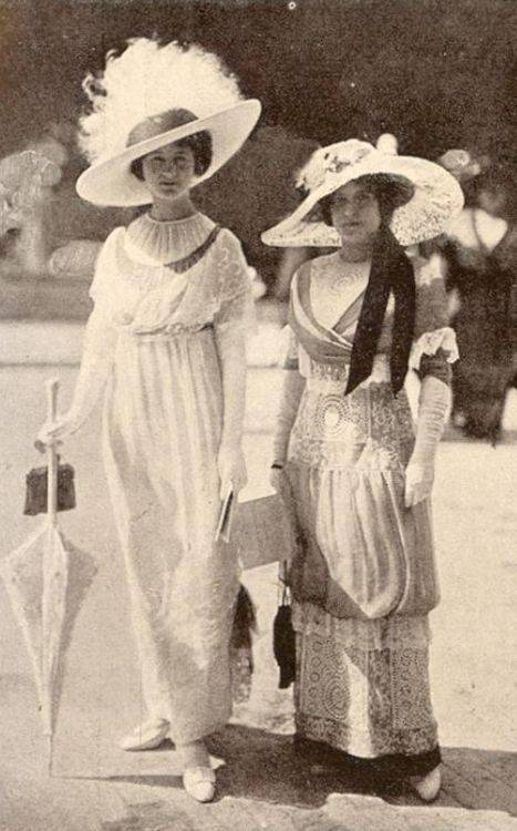 一些1910年代前期老照片中的淑女们,她们的衣着反映出当时追求新巧的