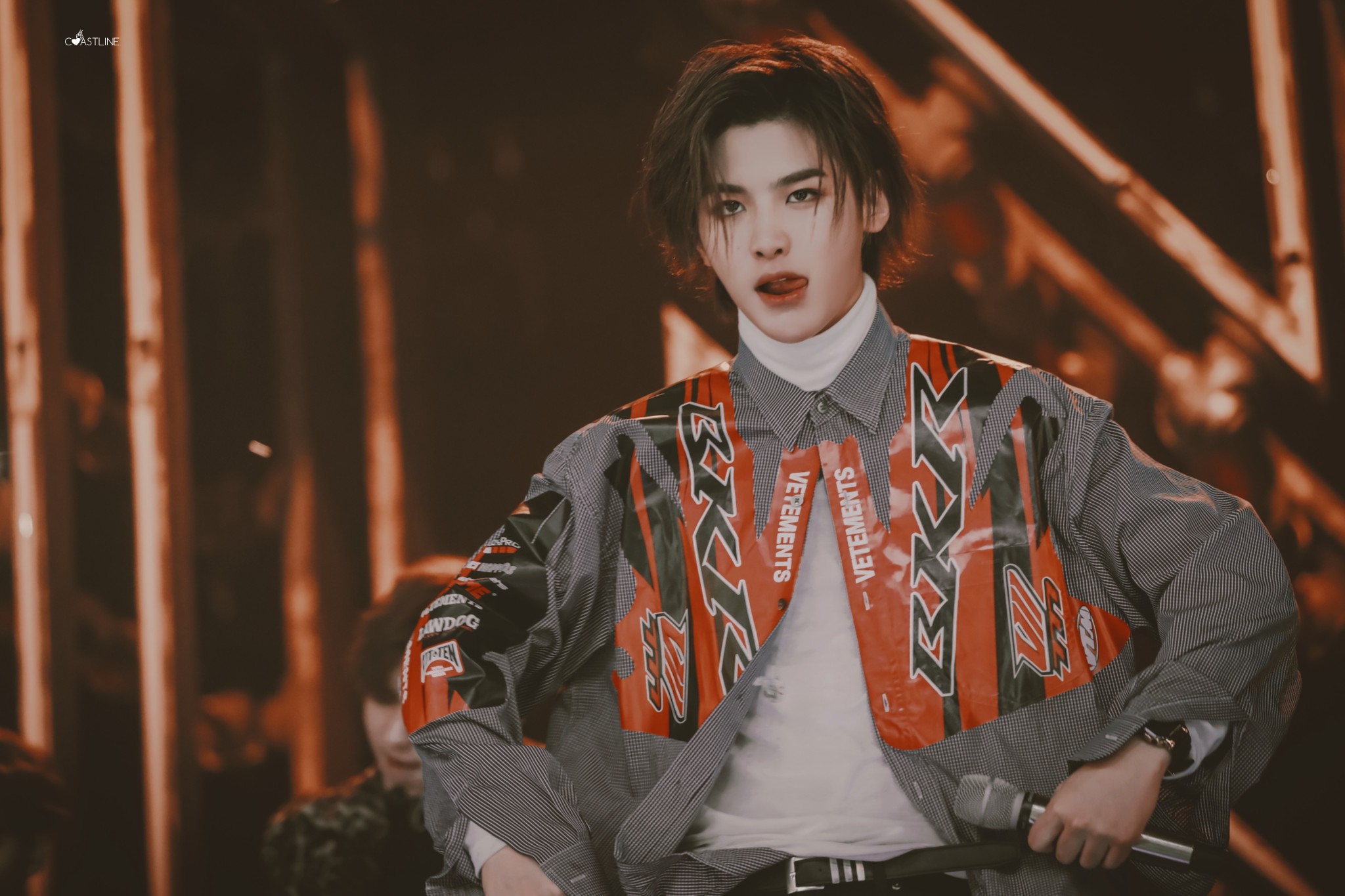 黄明昊 