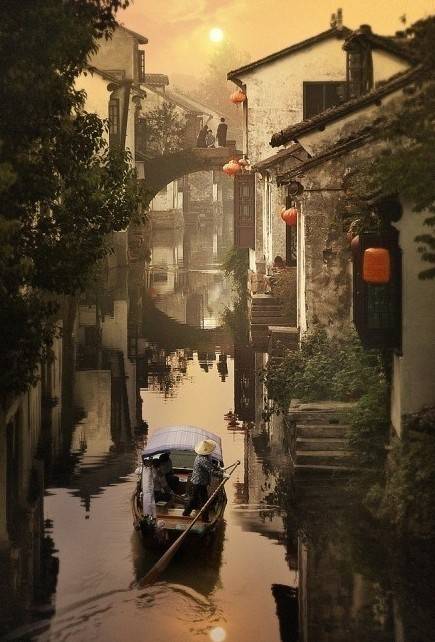 小桥清荷油纸伞,一蓑烟雨话江南.