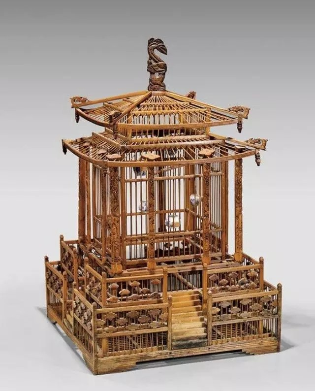 古色古香的中国竹鸟笼;平方,分层宝塔的形式,内设置有七个瓷料的容器