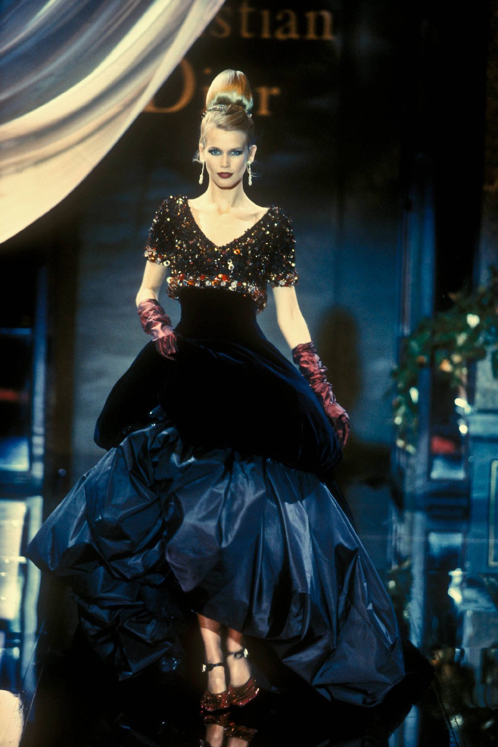 claudia schiffer -christian dior haute couture fall/winter 1995