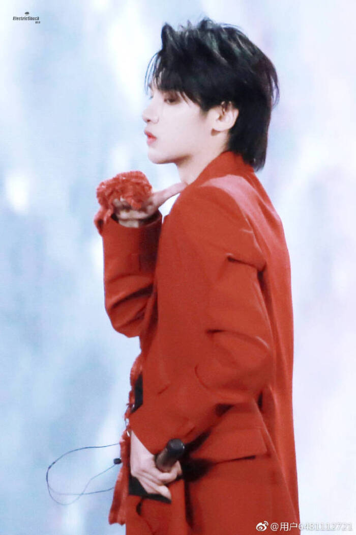 黄明昊 
