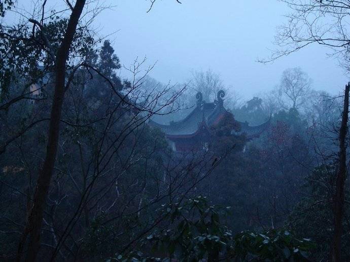 壮年听雨客舟中,江阔云低断雁叫西风.而今听雨僧庐下,鬓已星星也.