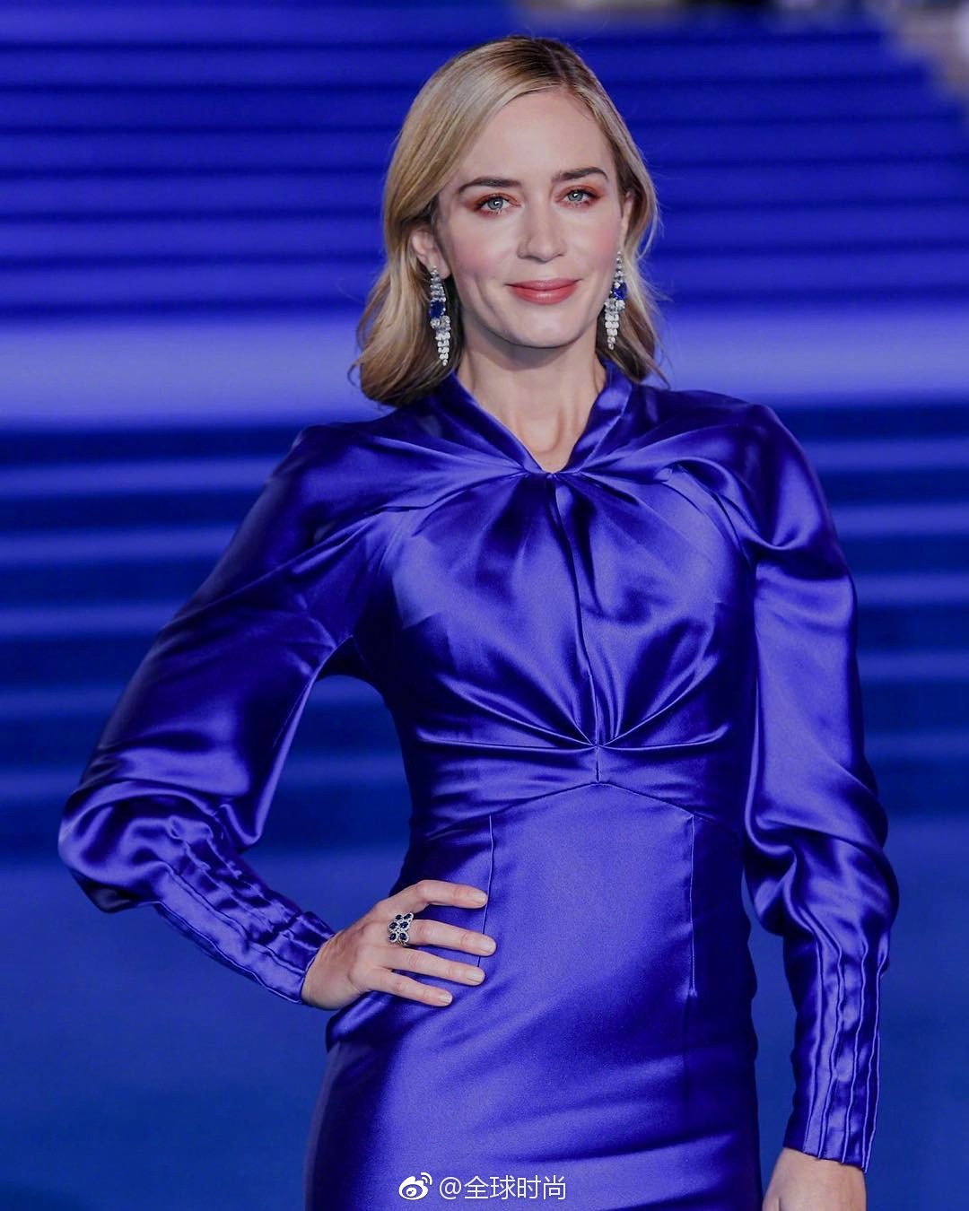 时尚明星#emily blunt 身着蓝色丝绸长裙亮相《玛丽女王》伦敦首映礼