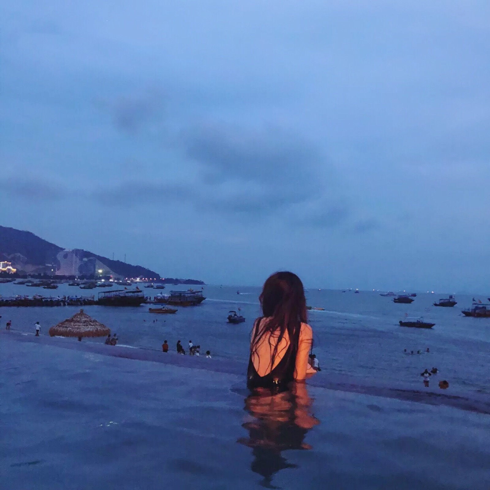 野洵 背影 侧脸女
