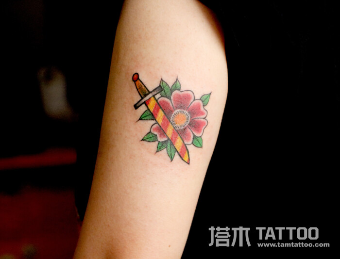 手臂old school tattoo匕首花朵纹身