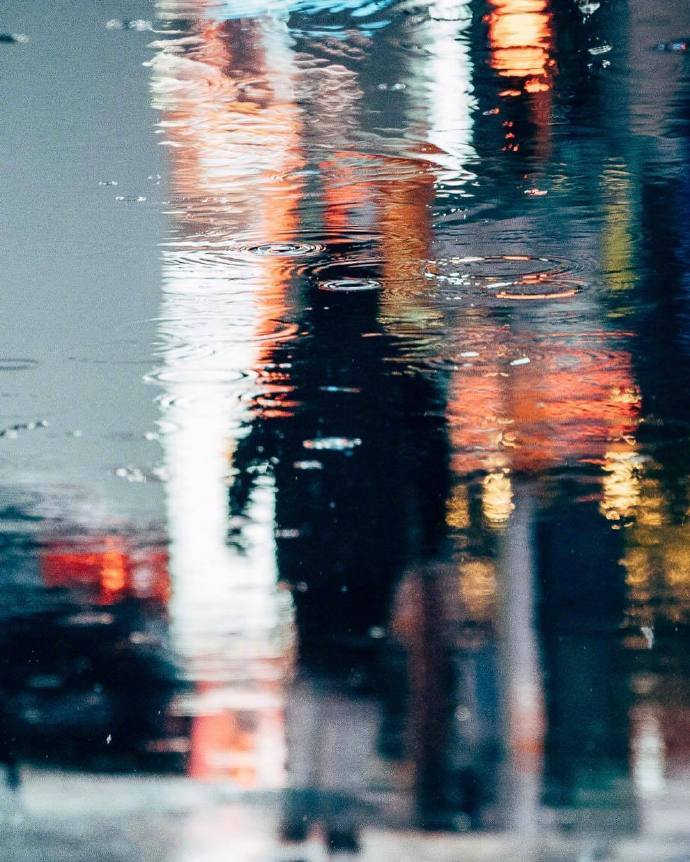 上次更新了一组香港的雨景,有小可爱又投稿了一组同风格的雨夜,照片