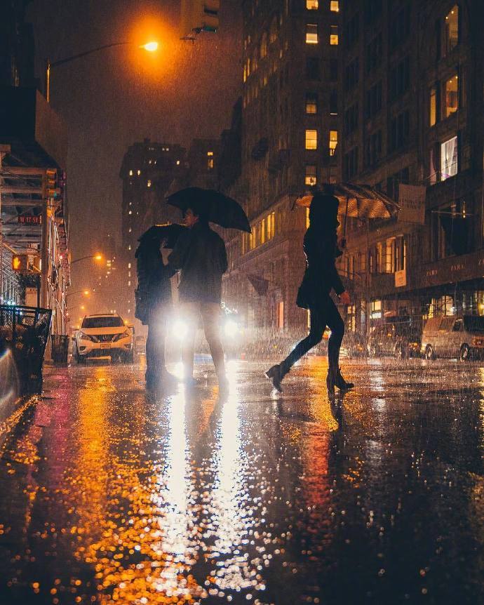 有小可爱又投稿了一组同风格的雨夜,照片看着很美,在雨中忙着奔波的人